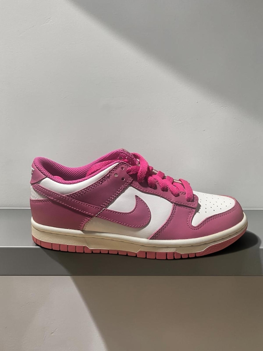 Nike Low-Top Sneaker in Pink and White